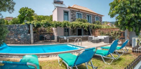 Madeirense Villa in Santa Cruz